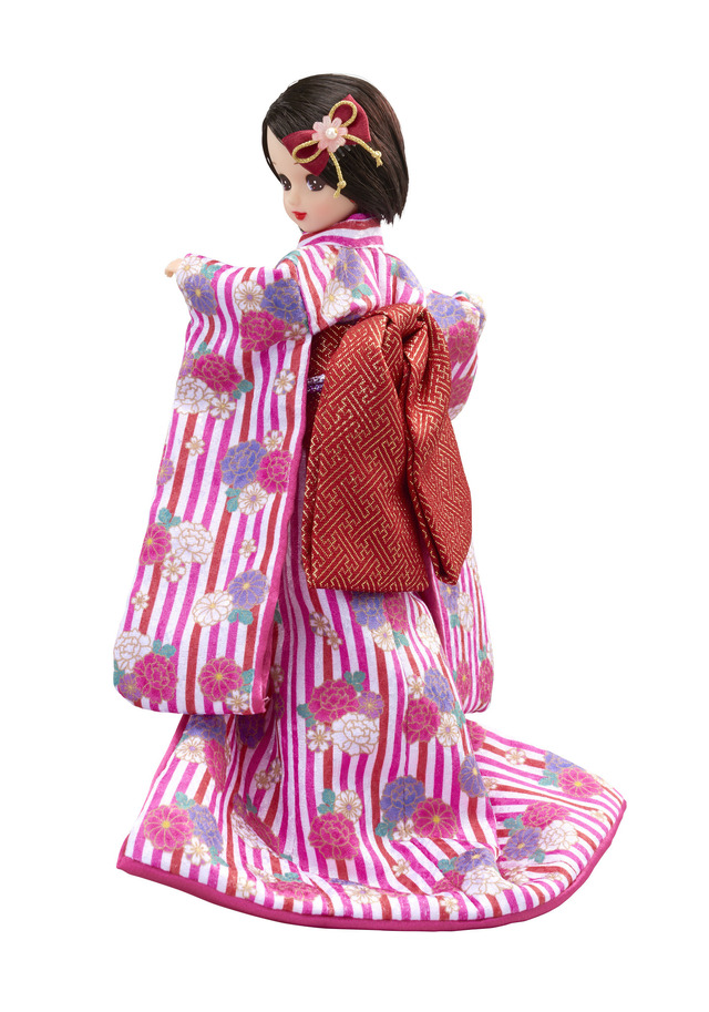 タカラトミーモール限定着物をまとった大人のリカちゃん「プレミアムリカ Kimono 和椿」（C）ＴＯＭＹ