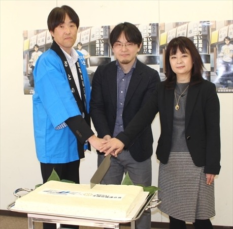 豆腐屋限定！劇場版「頭文字D」限定試写会で監督が巨大特製豆腐をカットイン