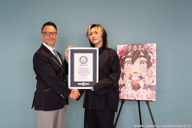 公式認定証を授与される加藤 渉（右）