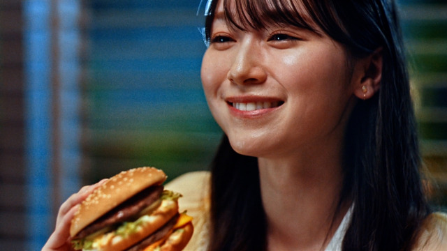 ビッグマック「明日も 笑おう あの頃も今も」篇メインカット