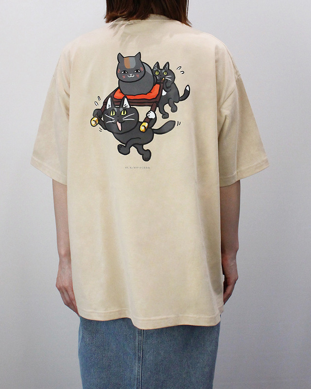 TVアニメ『夏目友人帳』ニャンコ先生×仕事猫「ちょこっとセレクト ビッグシルエット Tシャツ」（C）緑川ゆき・白泉社/「夏目友人帳」製作委員会（C）くまみね工房
