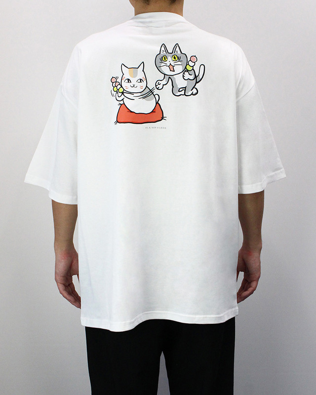 TVアニメ『夏目友人帳』ニャンコ先生×仕事猫「ちょこっとセレクト ビッグシルエット Tシャツ」（C）緑川ゆき・白泉社/「夏目友人帳」製作委員会（C）くまみね工房