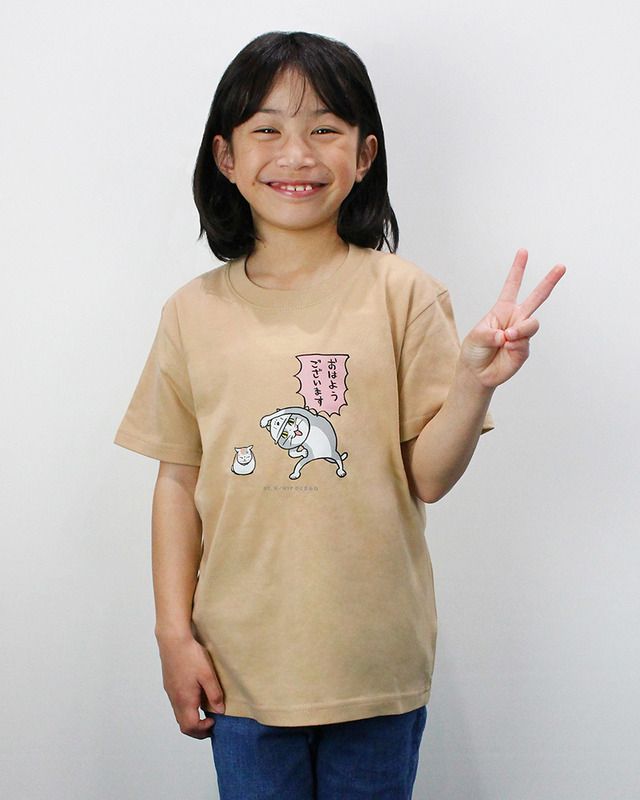 TVアニメ『夏目友人帳』ニャンコ先生×仕事猫「ちょこっとセレクト キッズTシャツ」（C）緑川ゆき・白泉社/「夏目友人帳」製作委員会（C）くまみね工房