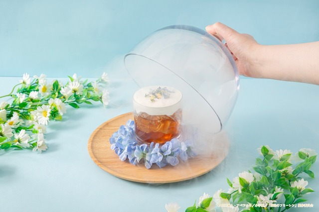 「葬送のフリーレンカフェ ～Flower Garden～」ドリンク：蒼月草（C）山田鐘人・アベツカサ/小学館/「葬送のフリーレン」製作委員会