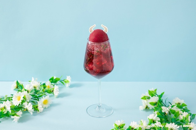 「葬送のフリーレンカフェ ～Flower Garden～」ドリンク：断頭台のアウラ（C）山田鐘人・アベツカサ/小学館/「葬送のフリーレン」製作委員会