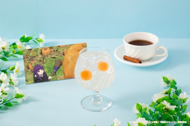 「葬送のフリーレンカフェ ～Flower Garden～」ドリンク：物を浮かす魔法（C）山田鐘人・アベツカサ/小学館/「葬送のフリーレン」製作委員会
