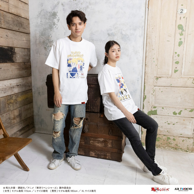 左（男性モデル）：チェキフォトTシャツ 1（武道）、右（女性モデル）：TチェキフォトTシャツ2（マイキー）