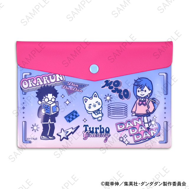 TVアニメ『ダンダダン』「エンベロープケース（モモ ・ オカルン ・ ターボババア【招き猫】）」（C）龍幸伸／集英社・ダンダダン製作委員会