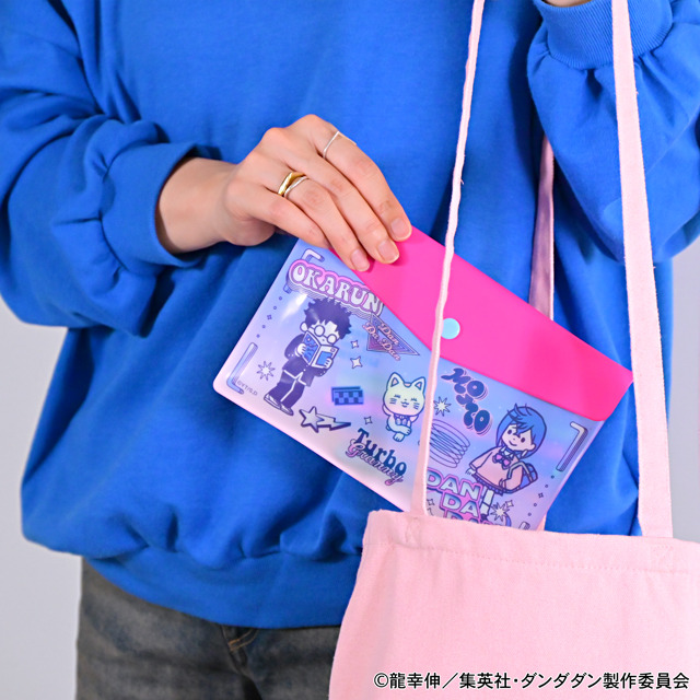 TVアニメ『ダンダダン』「エンベロープケース（モモ ・ オカルン ・ ターボババア【招き猫】）」（C）龍幸伸／集英社・ダンダダン製作委員会