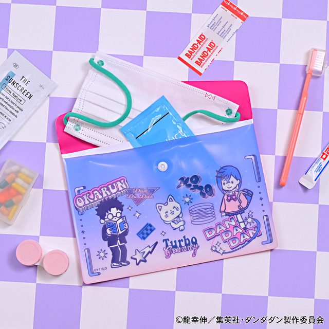 TVアニメ『ダンダダン』「エンベロープケース（モモ ・ オカルン ・ ターボババア【招き猫】）」（C）龍幸伸／集英社・ダンダダン製作委員会