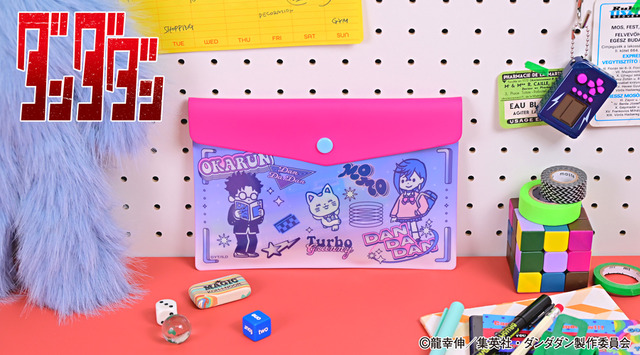 TVアニメ『ダンダダン』「エンベロープケース（モモ ・ オカルン ・ ターボババア【招き猫】）」（C）龍幸伸／集英社・ダンダダン製作委員会