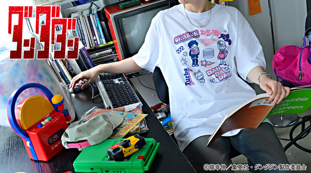 TVアニメ『ダンダダン』「ビッグ T シャツ（モモ ・ オカルン ・ ターボババア【招き猫】）」（C）龍幸伸／集英社・ダンダダン製作委員会