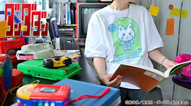 TVアニメ『ダンダダン』「ビッグ T シャツ（ターボババア【招き猫】）」（C）龍幸伸／集英社・ダンダダン製作委員会