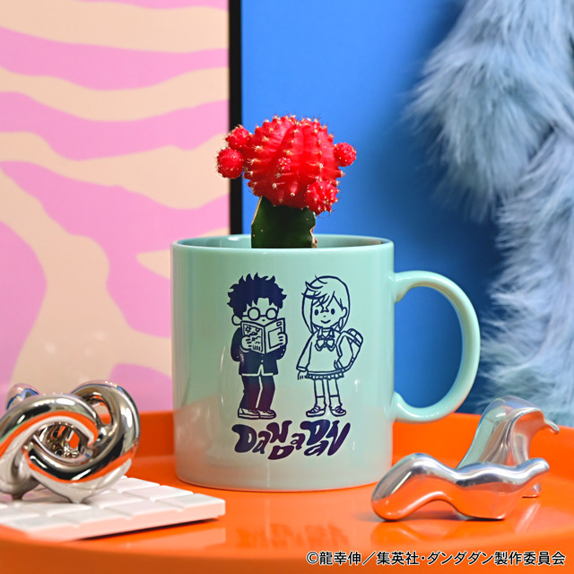 TVアニメ『ダンダダン』「たっぷりマグカップ（モモ ・ オカルン）」（C）龍幸伸／集英社・ダンダダン製作委員会