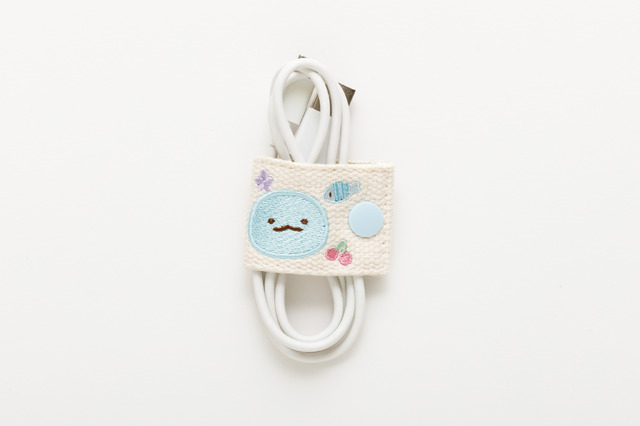 「とかげ　コードホルダー」使用例（C）2025 SAN-X CO., LTD. ALL RIGHTS RESERVED.