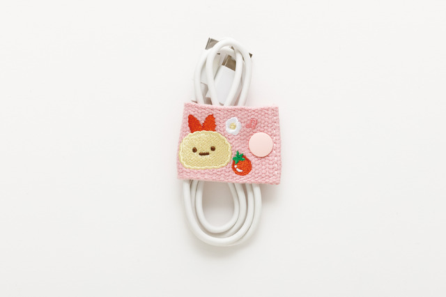 「えびふらいのしっぽ　コードホルダー」使用例（C）2025 SAN-X CO., LTD. ALL RIGHTS RESERVED.