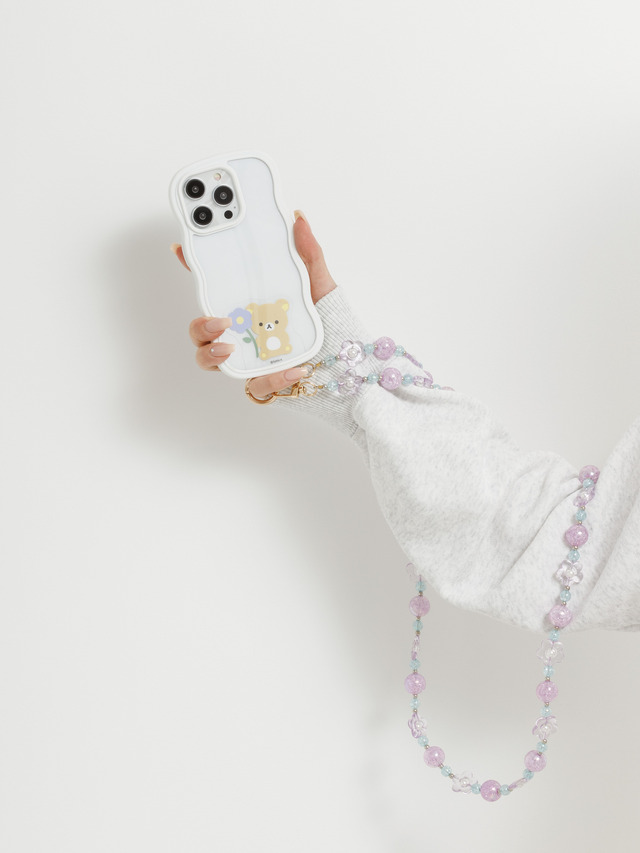「リラックマ　スマートフォンストラップ」使用例（C）2025 SAN-X CO., LTD. ALL RIGHTS RESERVED.