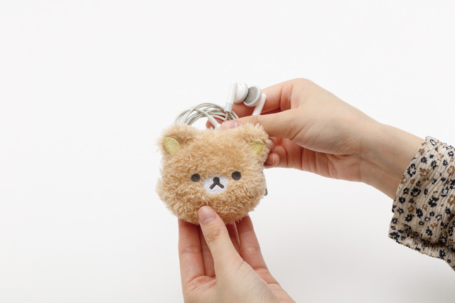 「リラックマ　ぬいぐるみミニポーチ」使用例（C）2025 SAN-X CO., LTD. ALL RIGHTS RESERVED.