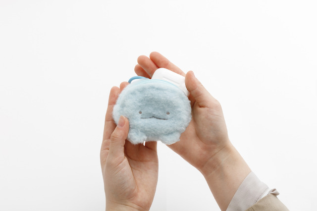 「とかげ　ぬいぐるみミニポーチ」使用例（C）2025 SAN-X CO., LTD. ALL RIGHTS RESERVED.