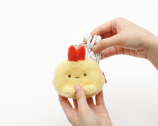 「えびふらいのしっぽ　ぬいぐるみミニポーチ」使用例（C）2025 SAN-X CO., LTD. ALL RIGHTS RESERVED.