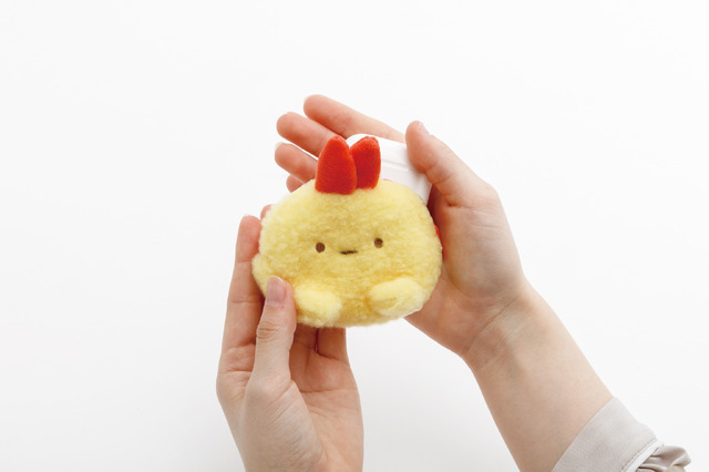 「えびふらいのしっぽ　ぬいぐるみミニポーチ」使用例（C）2025 SAN-X CO., LTD. ALL RIGHTS RESERVED.