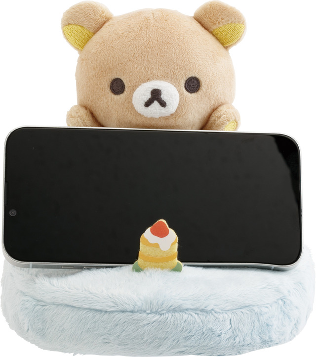「リラックマ　スマホスタンドぬいぐるみ」使用例（C）2025 SAN-X CO., LTD. ALL RIGHTS RESERVED.