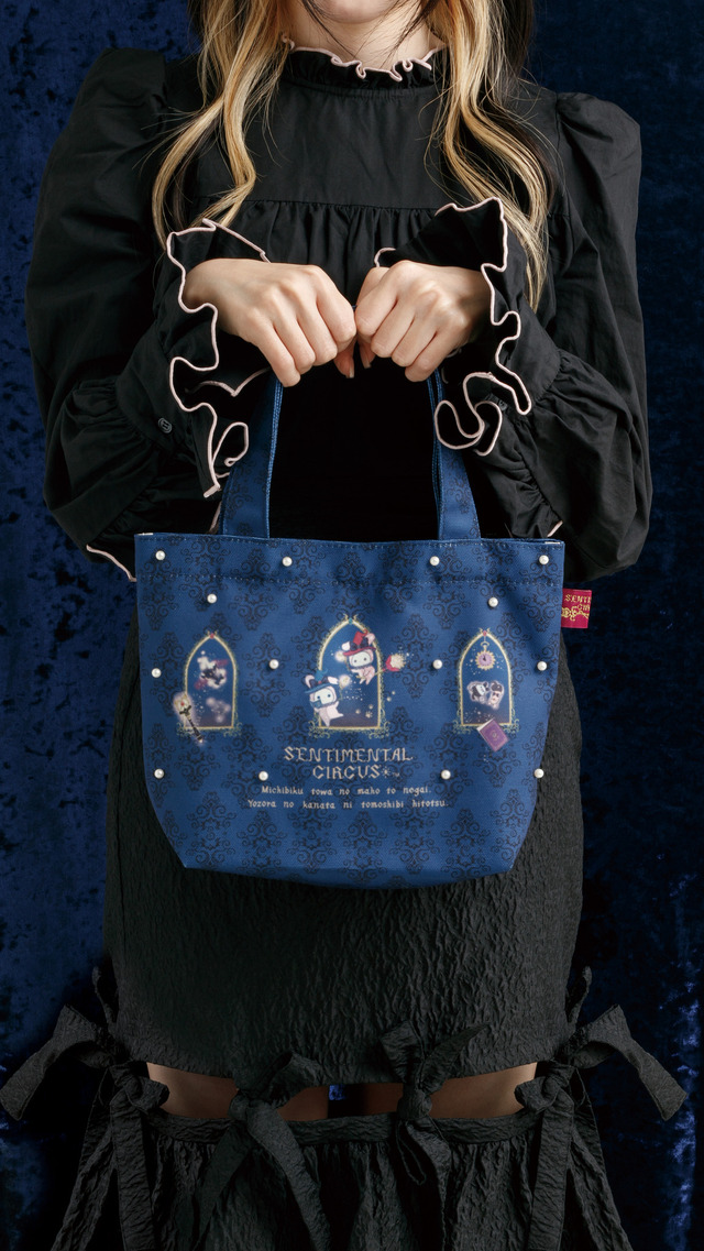 センチメンタルサーカス新テーマ 永遠の魔法と願いのグリモワール「ミニトートバッグ」使用例（C）2025 SAN-X CO., LTD. ALL RIGHTS RESERVED.