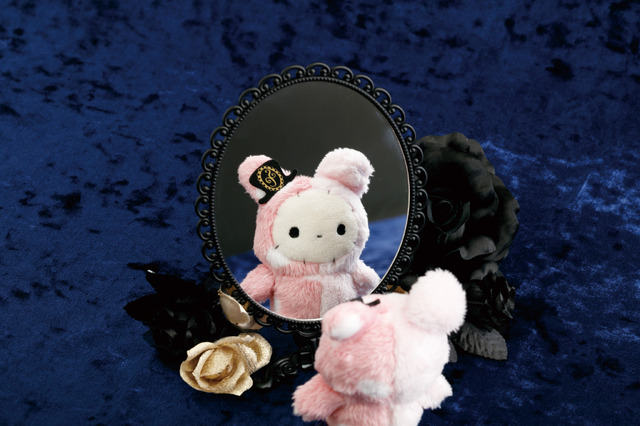 センチメンタルサーカス新テーマ 永遠の魔法と願いのグリモワール「ハンドミラー」使用例（C）2025 SAN-X CO., LTD. ALL RIGHTS RESERVED.