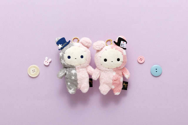 センチメンタルサーカス新テーマ 永遠の魔法と願いのグリモワール「ぶらさげぬいぐるみ　スピカ（左）とシャッポ」（C）2025 SAN-X CO., LTD. ALL RIGHTS RESERVED.