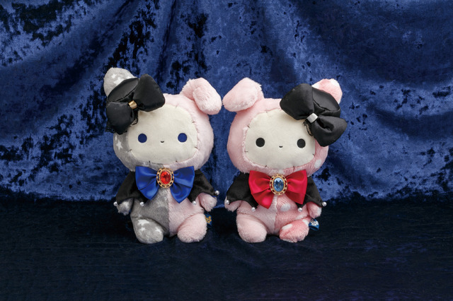 センチメンタルサーカス新テーマ 永遠の魔法と願いのグリモワール「あつめてぬいぐるみ　スピカ（左）とシャッポ」（C）2025 SAN-X CO., LTD. ALL RIGHTS RESERVED.