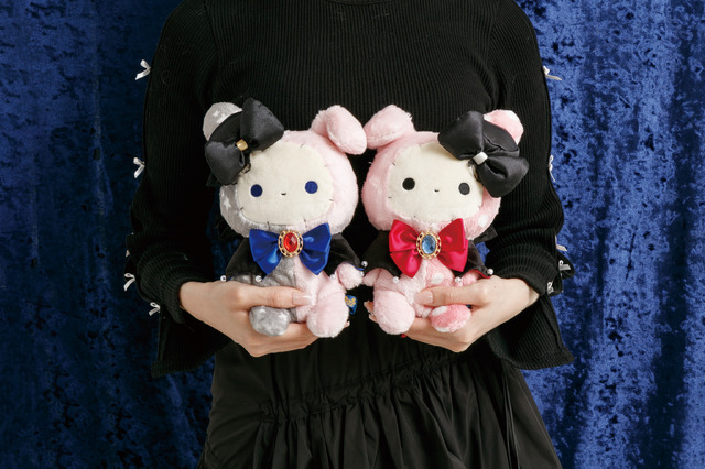 センチメンタルサーカス新テーマ 永遠の魔法と願いのグリモワール「あつめてぬいぐるみ　スピカ（左）とシャッポ」（C）2025 SAN-X CO., LTD. ALL RIGHTS RESERVED.