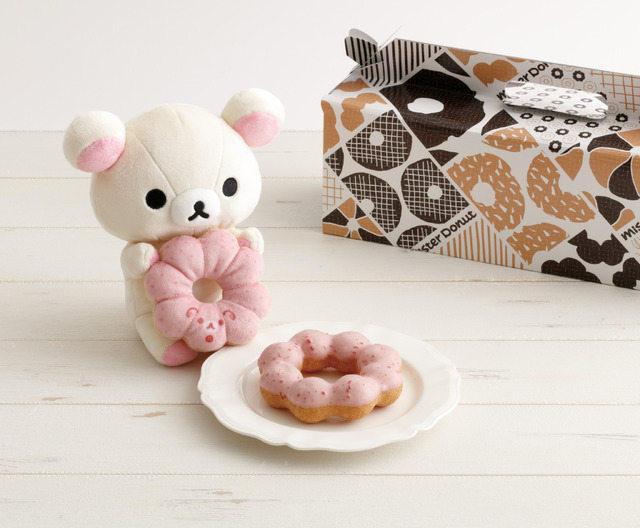 リラックマ×ミスタードーナツ「ドーナツまくまくぬいぐるみ　コリラックマ（ポン・デ・ストロベリー）」イメージ（C）MISDO 25（C）SAN-X
