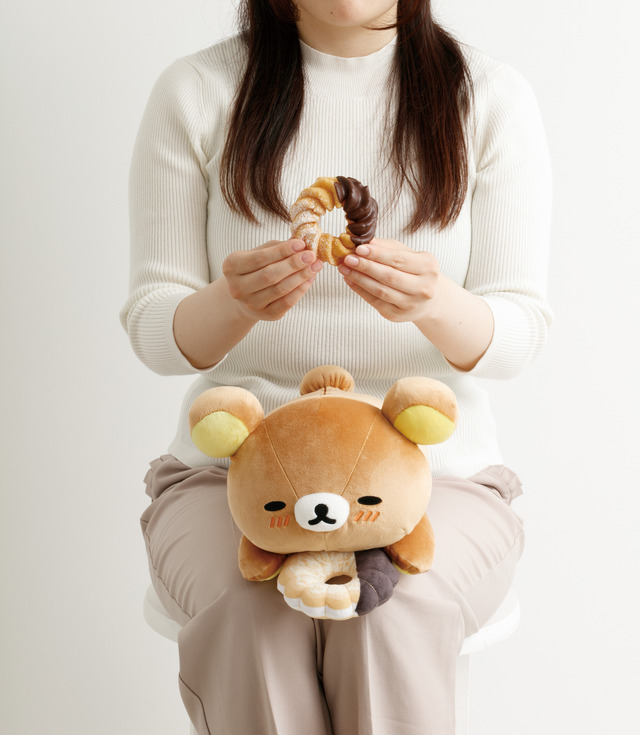 リラックマ×ミスタードーナツ「ドーナツまくまくクッション　リラックマ（エンゼルフレンチ）」使用例（C）MISDO 25（C）SAN-X