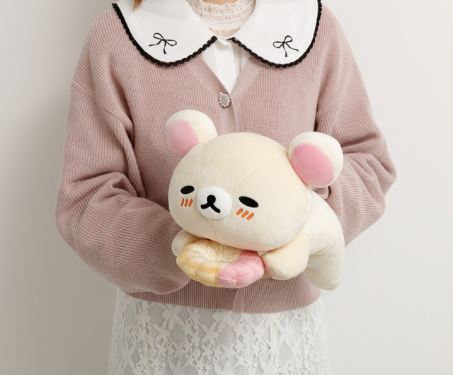 リラックマ×ミスタードーナツ「ドーナツまくまくクッション　コリラックマ（ストロベリーカスタードフレンチ）」使用例（C）MISDO 25（C）SAN-X