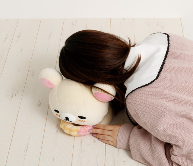 リラックマ×ミスタードーナツ「ドーナツまくまくクッション　コリラックマ（ストロベリーカスタードフレンチ）」使用例（C）MISDO 25（C）SAN-X