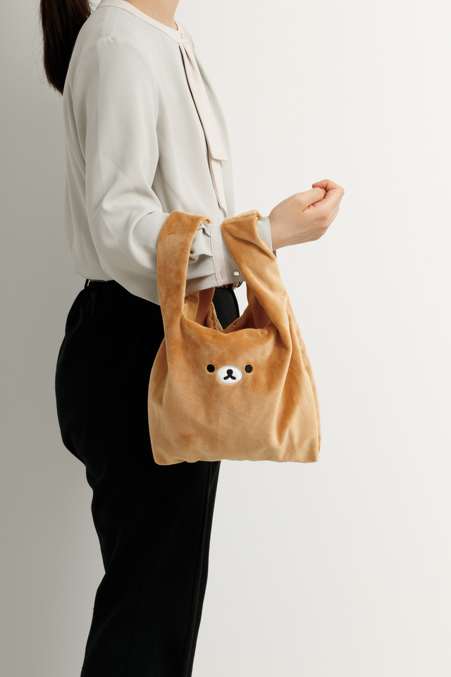 「ぬいぐるみマルシェバッグ　リラックマ」使用例（C）2025 SAN-X CO., LTD. ALL RIGHTS RESERVED.