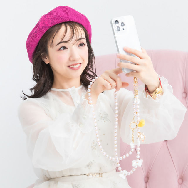 TVアニメ『カードキャプターさくら クリアカード編』「夢の鍵 モデル スマホストラップ＆フォンタブ」使用例（C）CLAMP・ST/講談社・NEP・NHK