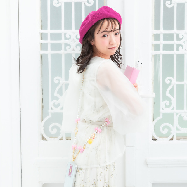 TVアニメ『カードキャプターさくら クリアカード編』「星の鍵 モデル スマホストラップ＆フォンタブ」使用例（C）CLAMP・ST/講談社・NEP・NHK