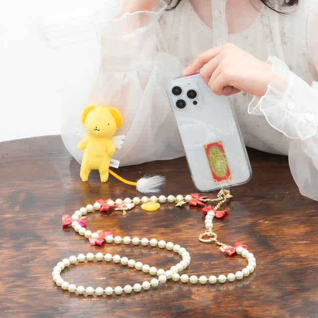 TVアニメ『カードキャプターさくら クリアカード編』「封印の鍵 モデル スマホストラップ＆フォンタブ」使用例（C）CLAMP・ST/講談社・NEP・NHK