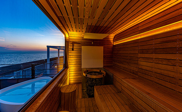 幻想的なサンセットも独占できる、1棟貸し切りのオーシャンサウナ