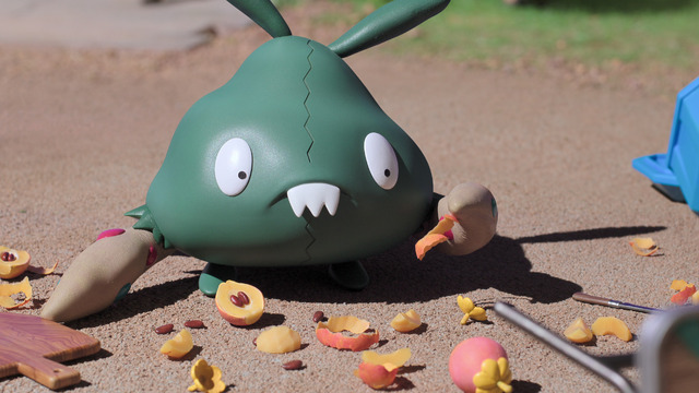 落ちているきのみのくずを拾うヤブクロン