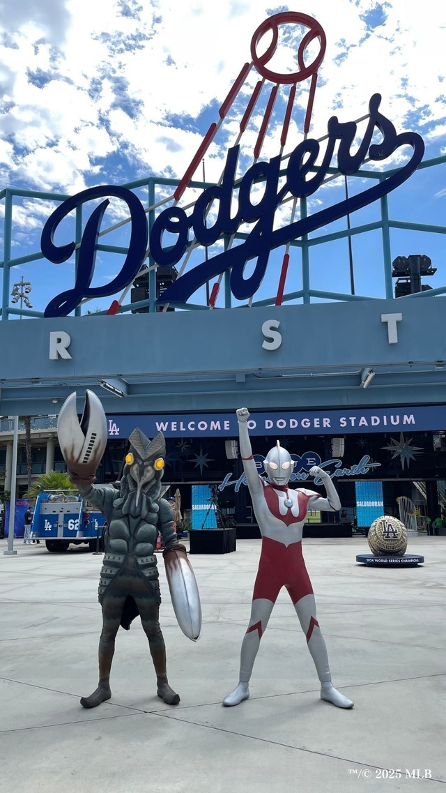 ウルトラマン、バルタン星人が始球式に登場！