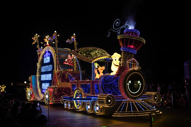 ミセスとコラボのベイマックスやきらびやかなパレードにキャッスルショーまで！“夜プラン”で満喫する東京ディズニーランド