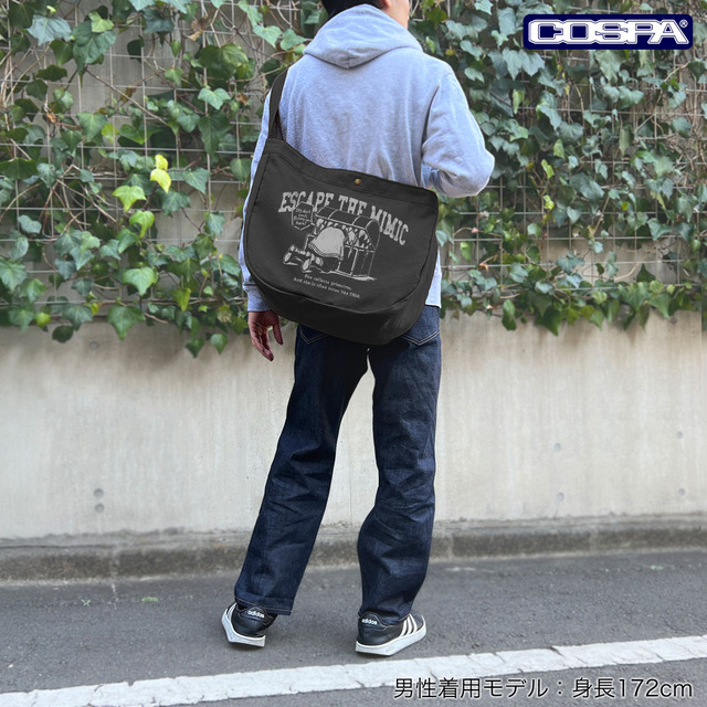 COSPA「ミミックに食べられるフリーレン ニュースペーパーバッグ」使用イメージ（C）山田鐘人・アベツカサ／小学館／「葬送のフリーレン」製作委員会