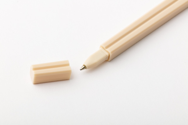 「リラックマ寿司 わりばしみたいなボールペン」（C）2025 SAN-X CO., LTD. ALL RIGHTS RESERVED.