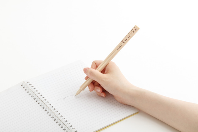 「リラックマ寿司 わりばしみたいなボールペン」使用イメージ（C）2025 SAN-X CO., LTD. ALL RIGHTS RESERVED.