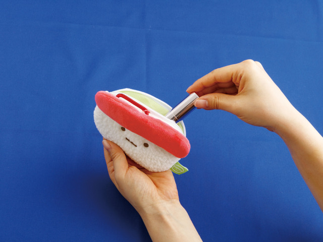 「リラックマ寿司 おすしぬいぐるみポーチ」使用イメージ（C）2025 SAN-X CO., LTD. ALL RIGHTS RESERVED.