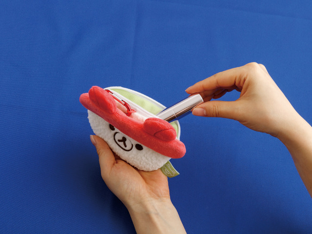「すみっコすし おすしぬいぐるみポーチ」使用イメージ（C）2025 SAN-X CO., LTD. ALL RIGHTS RESERVED.