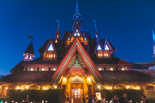 終演する「ビッグバンドビート」のイベントも開催中！暑さやわらぐレイトサマーの東京ディズニーシーを満喫