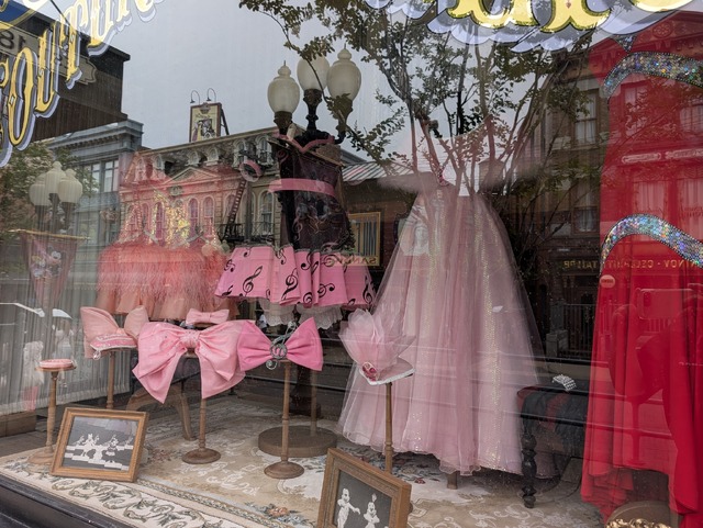 終演する「ビッグバンドビート」のイベントも開催中！暑さやわらぐレイトサマーの東京ディズニーシーを満喫